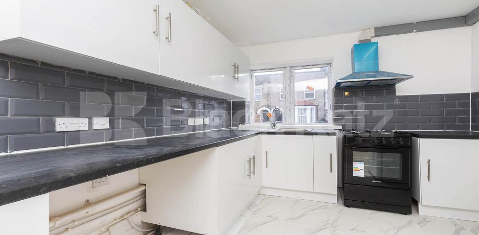 Spacious 3/4 bedrroom house with 4 shower rooms and access to a private garden Antill Road , Seven Sisters